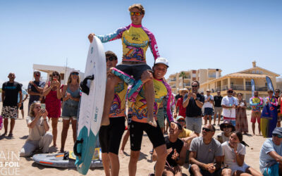 ONDA NARANJA COPE – Ancor Sosa y Regaliz Sollom, ganadores de la Spain Wingfoil League que se ha disputado en Oliva este fin de semana